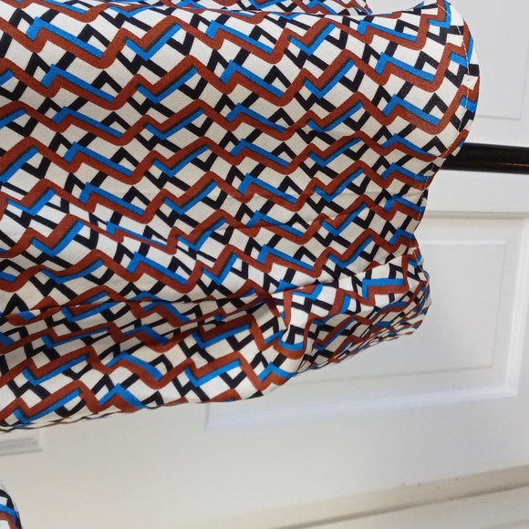 💙T Tahari💙 - Geometric Top - Picture 9 of 16